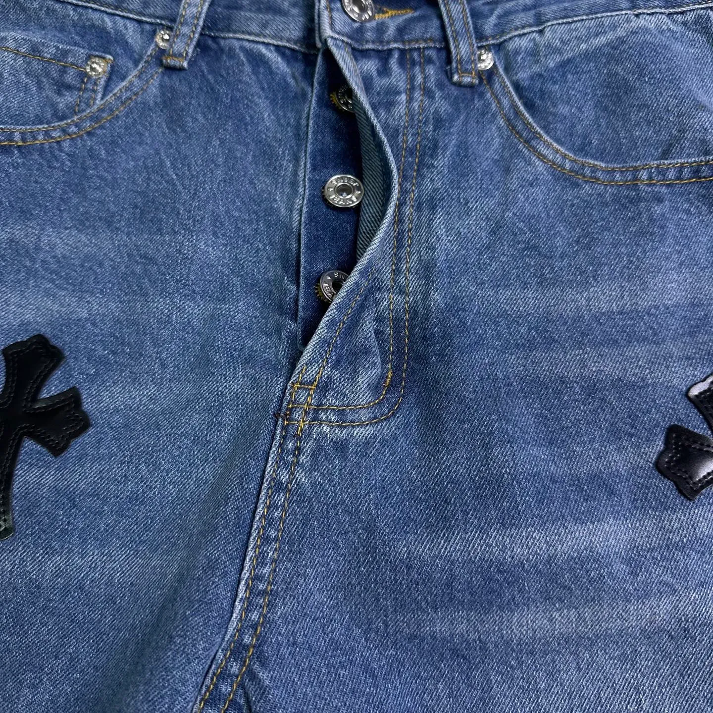 P270 GALLERY DEPT. Co-branded 2025 new black cross-leather stitching couple's style loose washed flared jeans 🔥High version🔥High version🔥 Top ceiling quality Styles with different washed textures are very friendly to people with thin legs and thick legs. The slightly flared version is very flattering to the leg shape. Moderate length that never goes out of style, easy and casual to match, basic styling for various styles, a must-have in the wardrobe! The fabric is stiff but also makes the upper body soft without losing texture. The washing process is even more perfect. It is a must-have item for everyone! ! ! Washed wheat, tag, pants label, three complete labels Color: washed black, washed blue Size: 28, 30, 32, 34 (four sizes)
